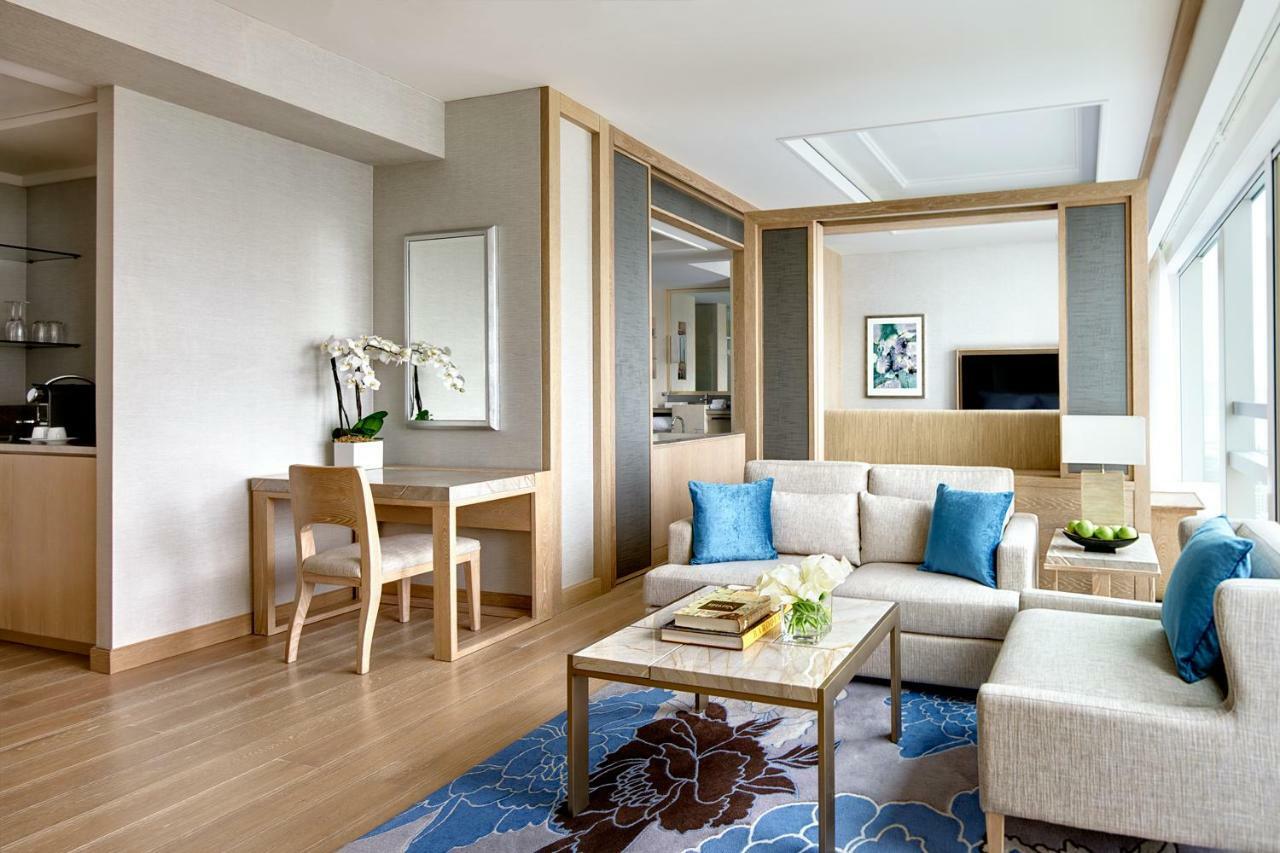 Cordis, Hong Kong Hotel Kültér fotó A suite at the hotel